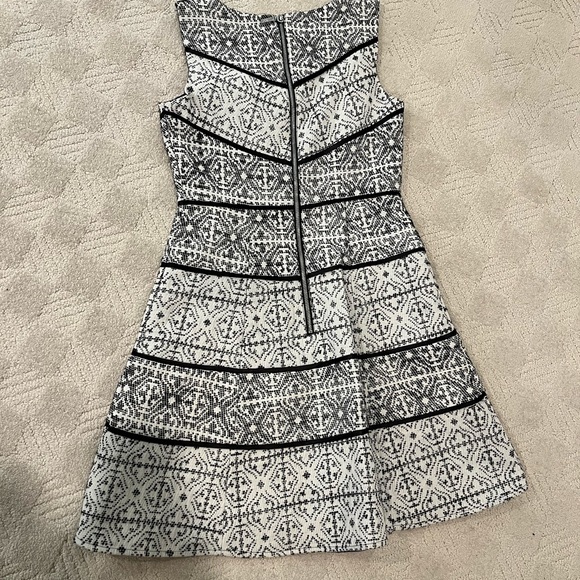 Jessica Simpson Dress - size 2 - Picture 3 of 6